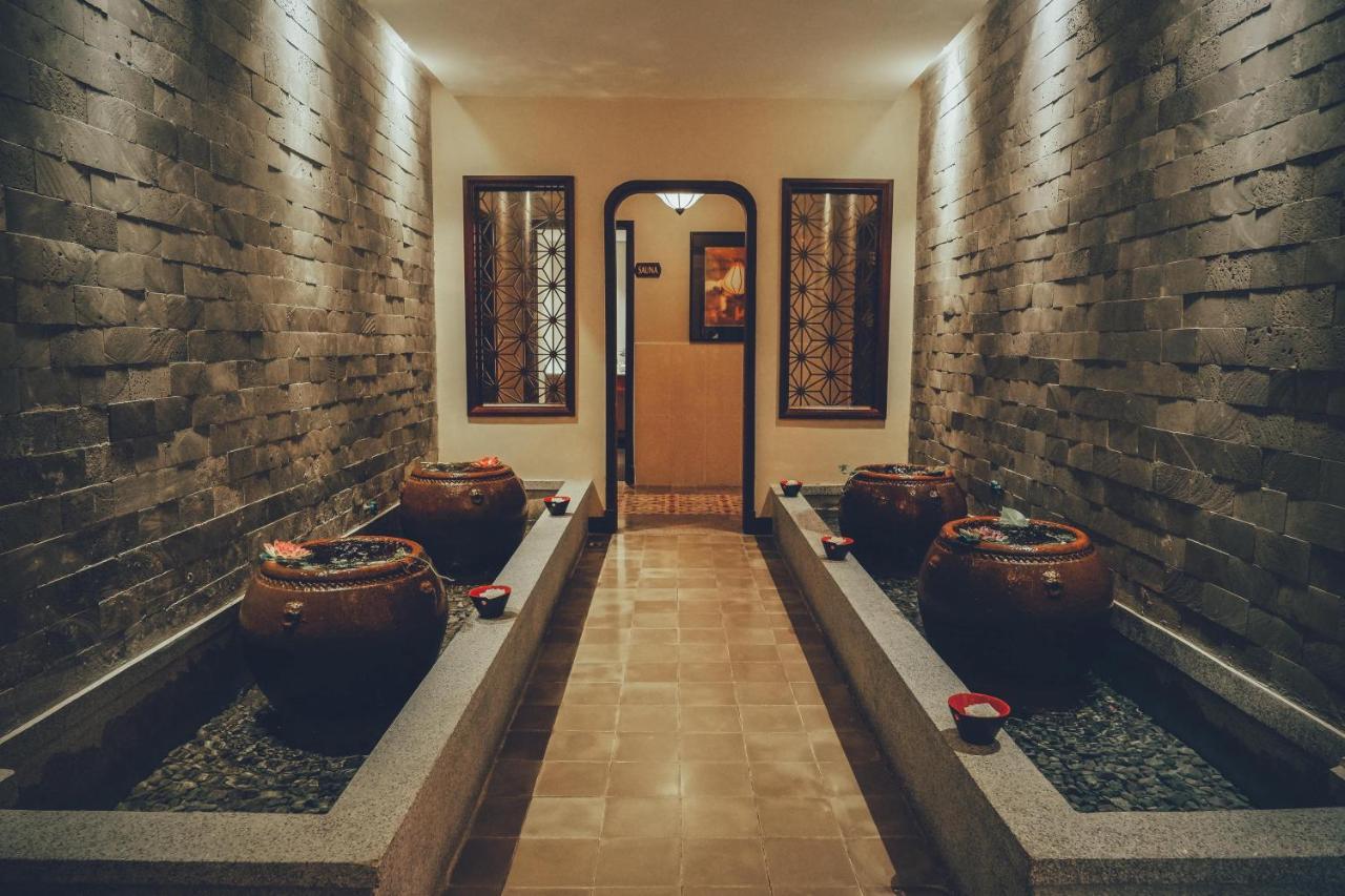 Allegro Hoi An . A Little Luxury Hotel & Spa Eksteriør billede A foot bath at a spa