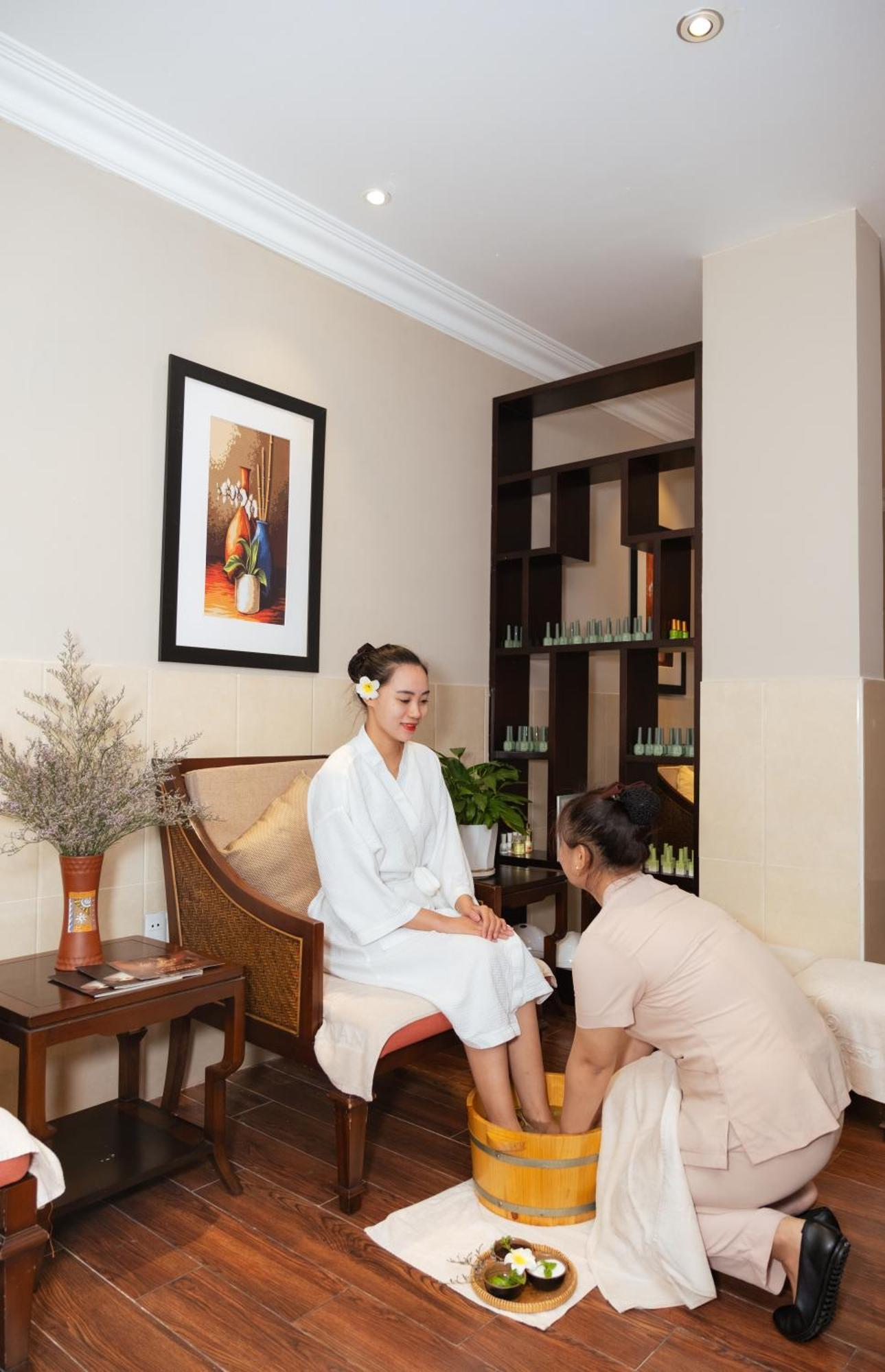 Allegro Hoi An . A Little Luxury Hotel & Spa Eksteriør billede A foot massage