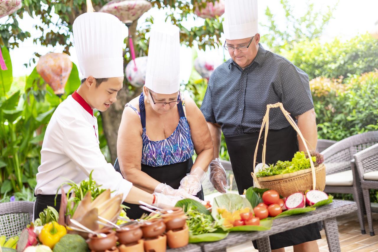 Allegro Hoi An . A Little Luxury Hotel & Spa Eksteriør billede A couple learning to cook Thai cuisine