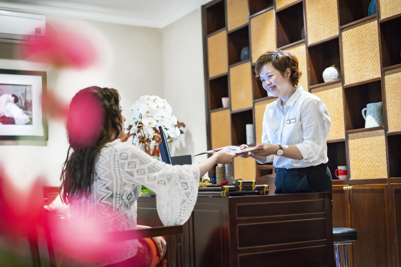 Allegro Hoi An . A Little Luxury Hotel & Spa Eksteriør billede A guest checking in at the hotel